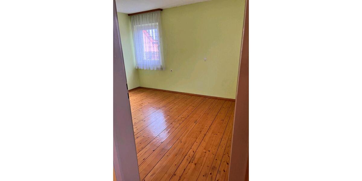 Einfamilienhaus Hagenbüchach - 9 Zimmer, 140 m&sup2;, 950&euro; | Angebot:26048197