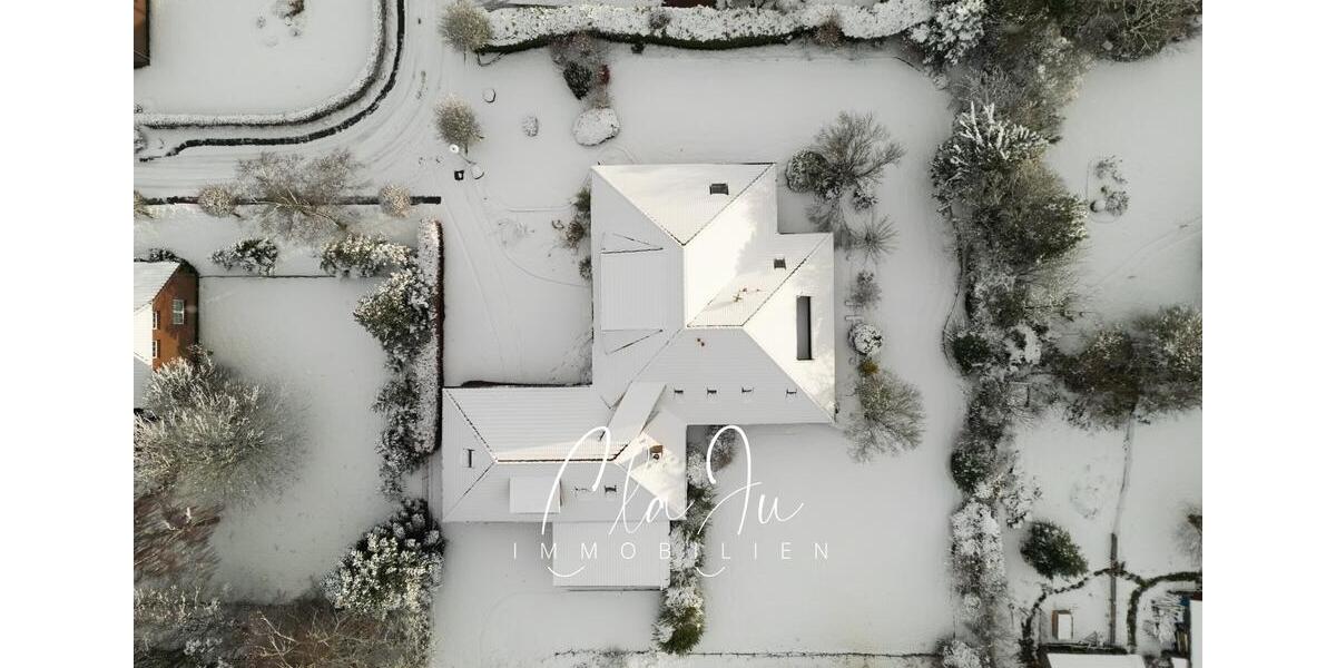 In Renovierung: Großzügige Erdgeschosswohnung mit Garten und Carport 4 zimmer