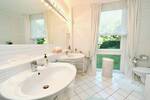 Traumhafte 122 m² Erdgeschoßwohnung mit großzügigem Garten, Terrasse und TG Platz in Büderich