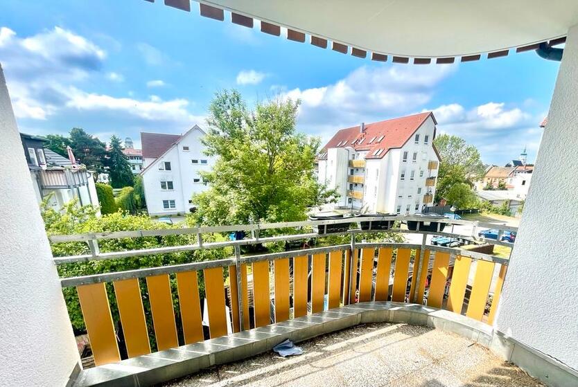räumige 3-Zimmer-Wohnung mit Balkon. Ruhige Lage im Zentrum