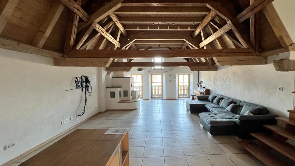 Dachgeschoßwohnung Neustadt an der Waldnaab - 7 Zimmer, 190 m&sup2;, 1.400&euro; | Angebot:24396234