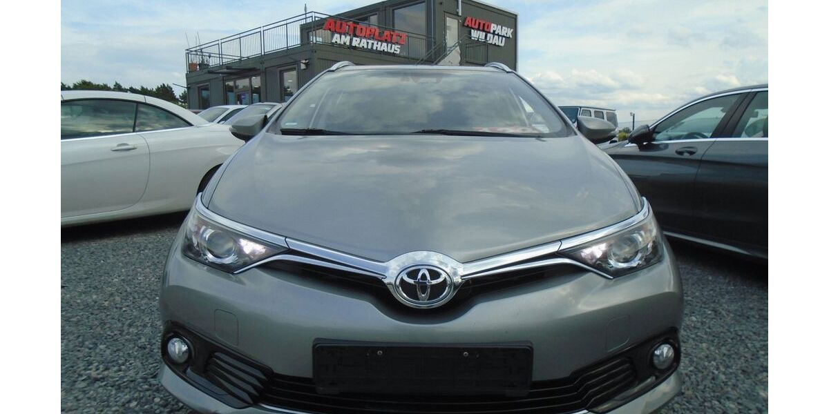 Toyota Auris 200.000 km 8.950 &euro; Wildau 15745