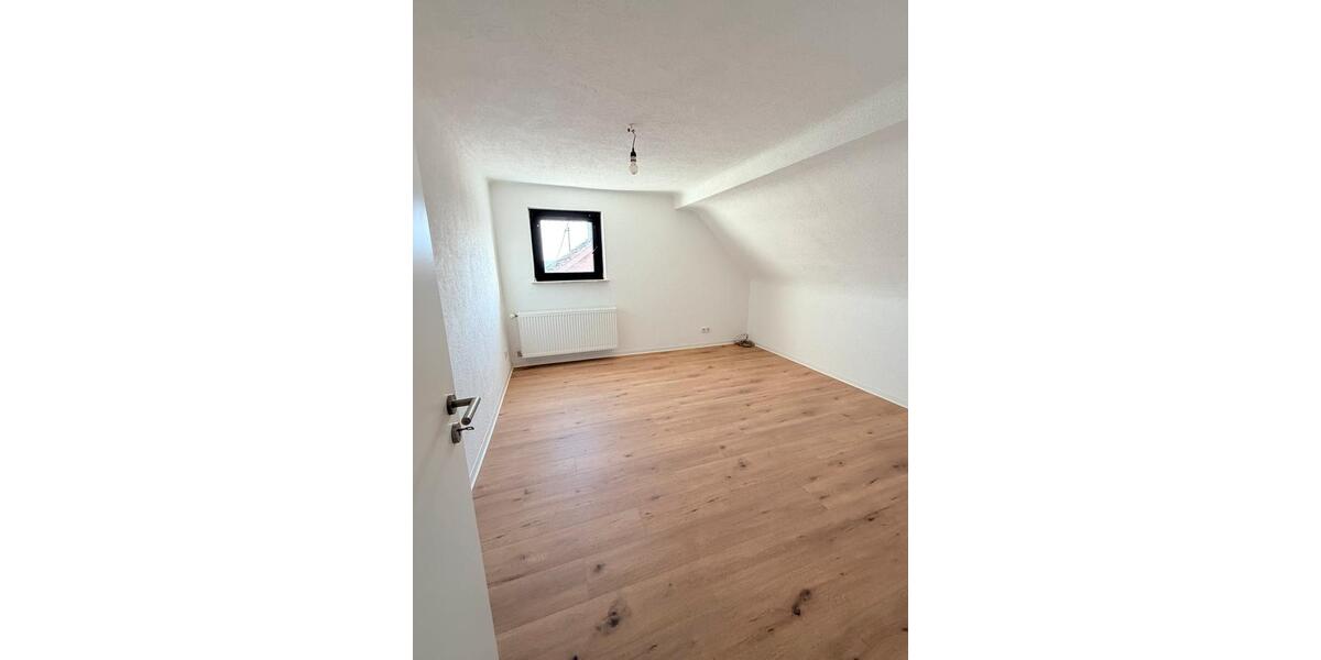 Großzügige 5ZKB Dachteschosswohnung - Erstbezug nach Renovierung 5 zimmer