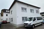 4 - Zimmerwohnung ohne Balkon im 1. Obergeschoss Gäste-WC Kellerraum PKW-Stellplatz