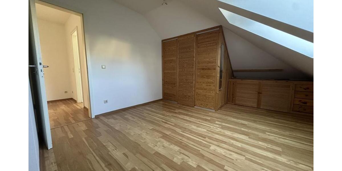 Sehr helle 2 Raum-Whg. mit Ausblick über die Stadt und Garage und *Bungalow auf dem Grundstück - Dachgeschoßwohnung Gera Ostviertel | Angebot:26334867