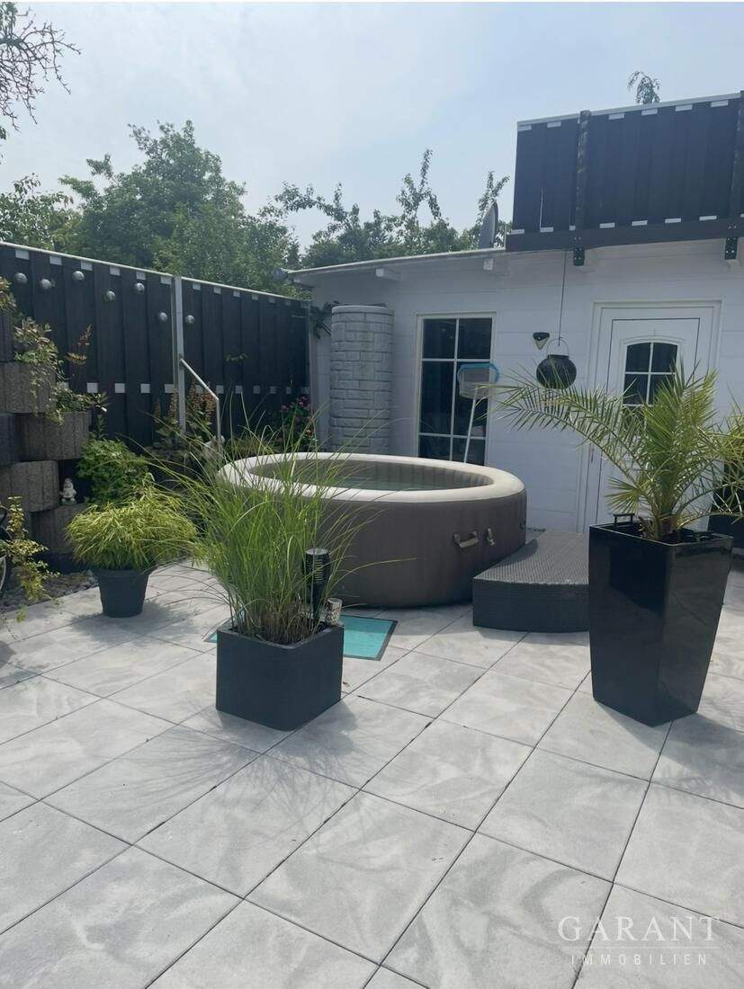 Exklusives Dreifamilienhaus von 2011 mit Wärmepumpe, Solar & 1.510 qm Grundstück 9 zimmer