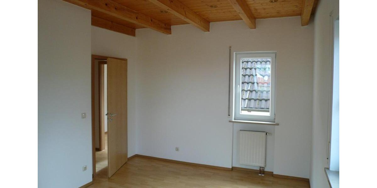 Etagenwohnung Poppenricht - 4 Zimmer, 102 m&sup2;, 600&euro; | Angebot:26413793