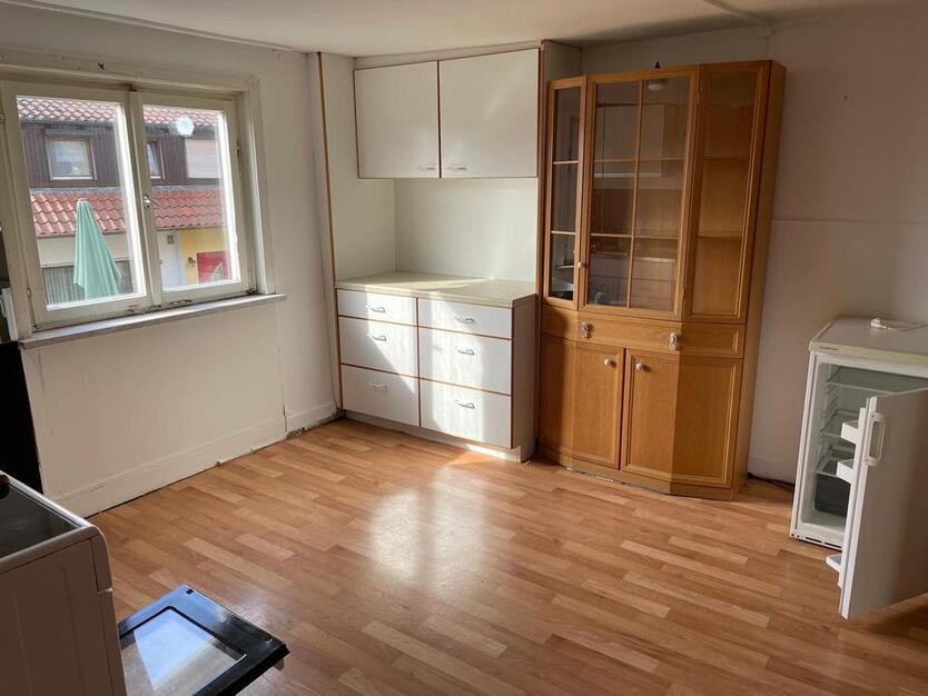 Zum Verkauf: renovierungsbedürftiges Mehrfamilienhaus in Unterjes zimmer