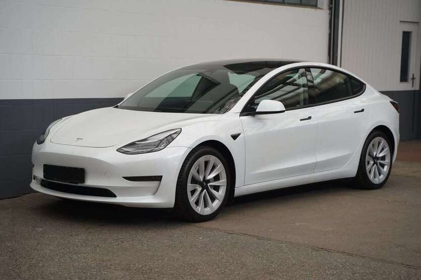Tesla Model 3 61.784 km 23.950 € Mönchengladbach 41236