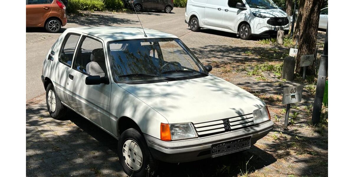 Peugeot 205 80.000 km 2.999 &euro; München 81829