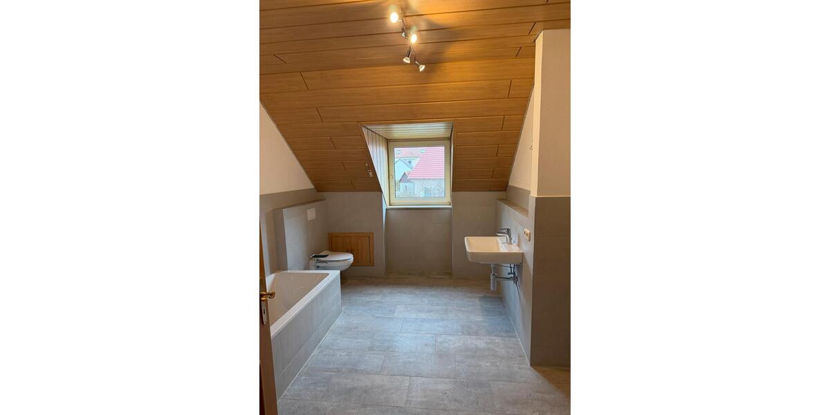 Dachgeschoßwohnung Wertingen - 3 Zimmer, 100 m&sup2;, 925&euro; | Angebot:25238391