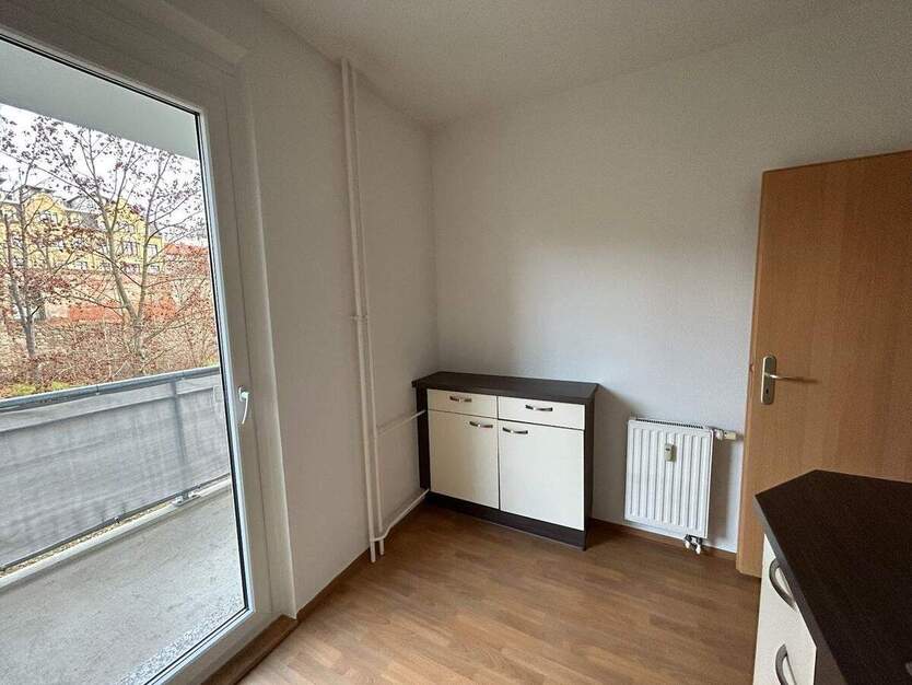 Die Einbauküche ist schon da. Nachmieter für 3-Zimmer-Wohnung mit Wanne und Balkon gesucht. 3 zimmer