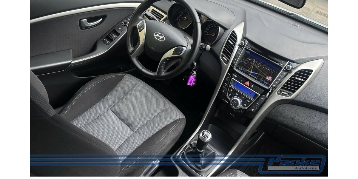 Hyundai i30 FIFA World Cup Edition*NAV*SHZ*StandH*R-CAM* 49.964 km 9.990 &euro; Berlin 13187