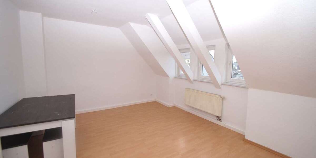 2-Zimmer-Wohnung im Dachgeschoß mit separater Küche und Dusche, renoviert, ab sofort 2 zimmer