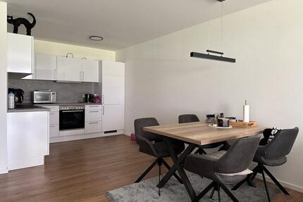 2-Zimmer Wohnung mit Loggia, Einbauküche, 2 Stellplätzen