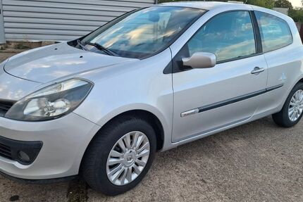 Renault Clio 147.605 km 2.499 &euro; Halle 06116