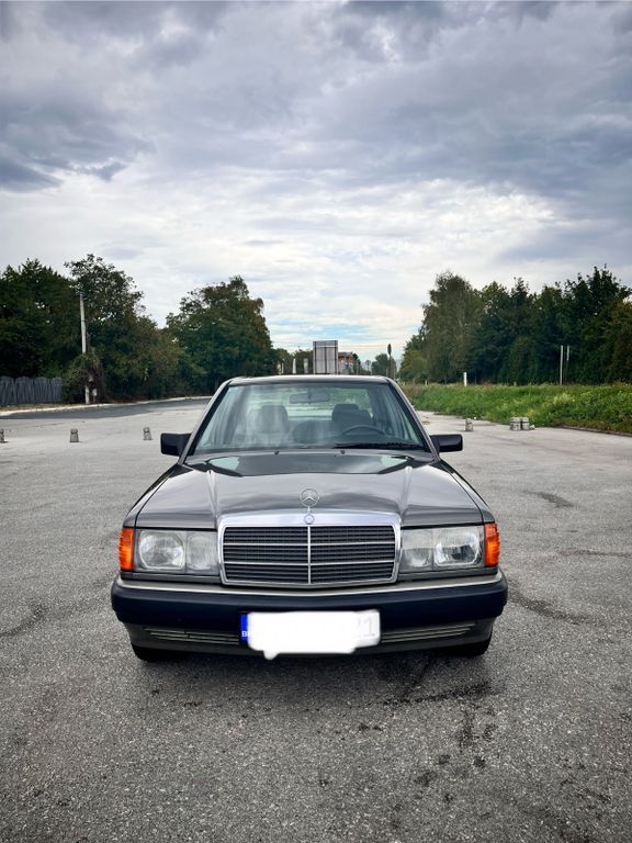 Mercedes-Benz 190 131.000 km 22.000 € München 81927