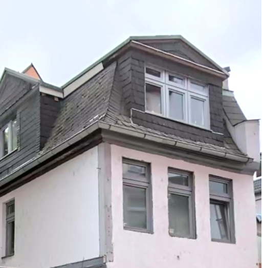 Haus zum Kaufen in Frankfurt 1.400.000 € 327.5 m²