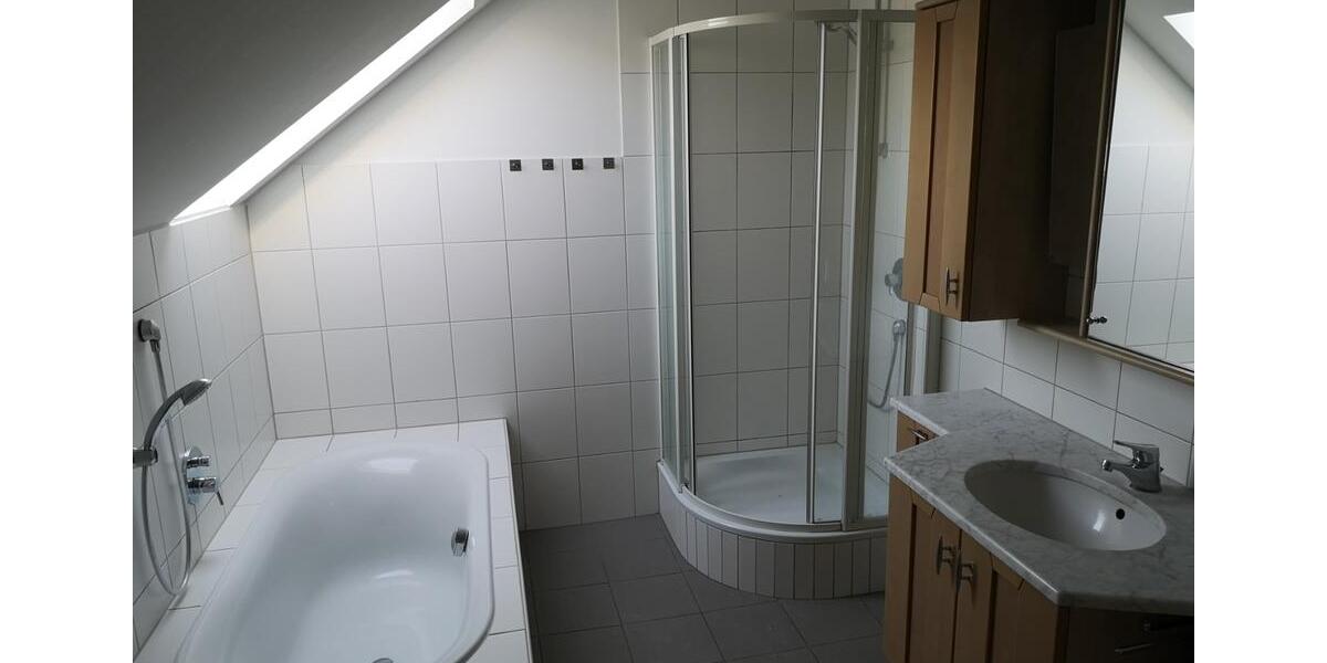 Wunderschöne, helle, geräumige 4 Zimmer Wohnung zimmer