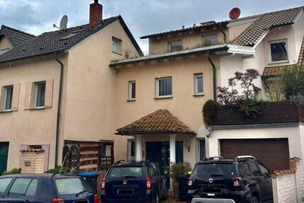 Großzügiges Zweifamilienhaus mit traumhaftem Garten, Garage und z zimmer