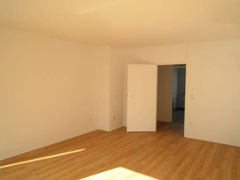 *City-Wohnung im Grünen* renovierte 3 Zimmer mit Balkon, guter Schnitt, Tageslichtbad mit Wanne