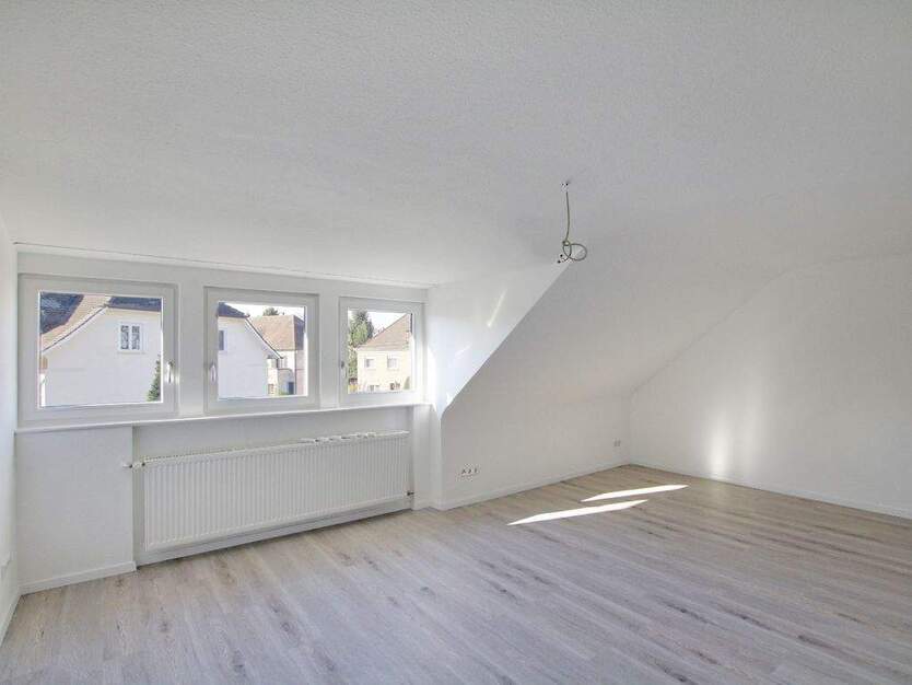 Sofort bezugsfrei! Moderne & helle DG-Wohnung in Toplage 4 zimmer