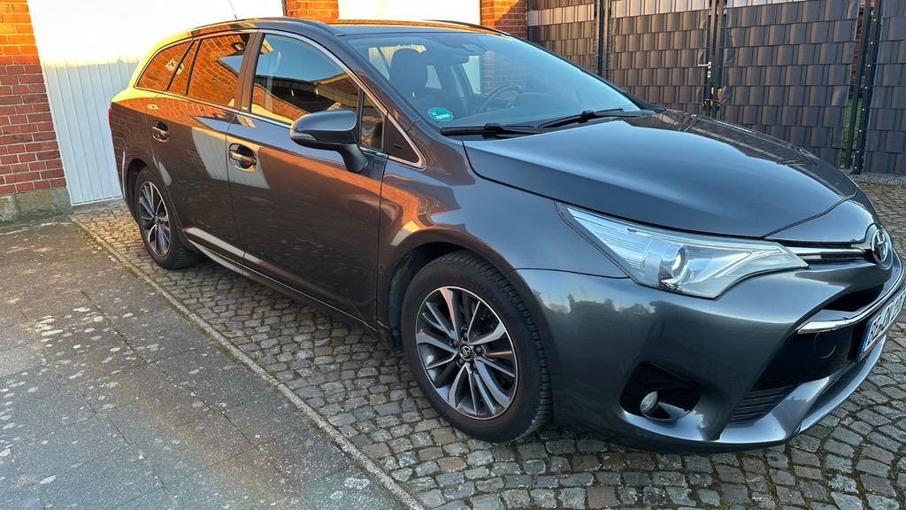 Toyota Avensis 192.000 km 9.900 &euro; Warendorf 48231