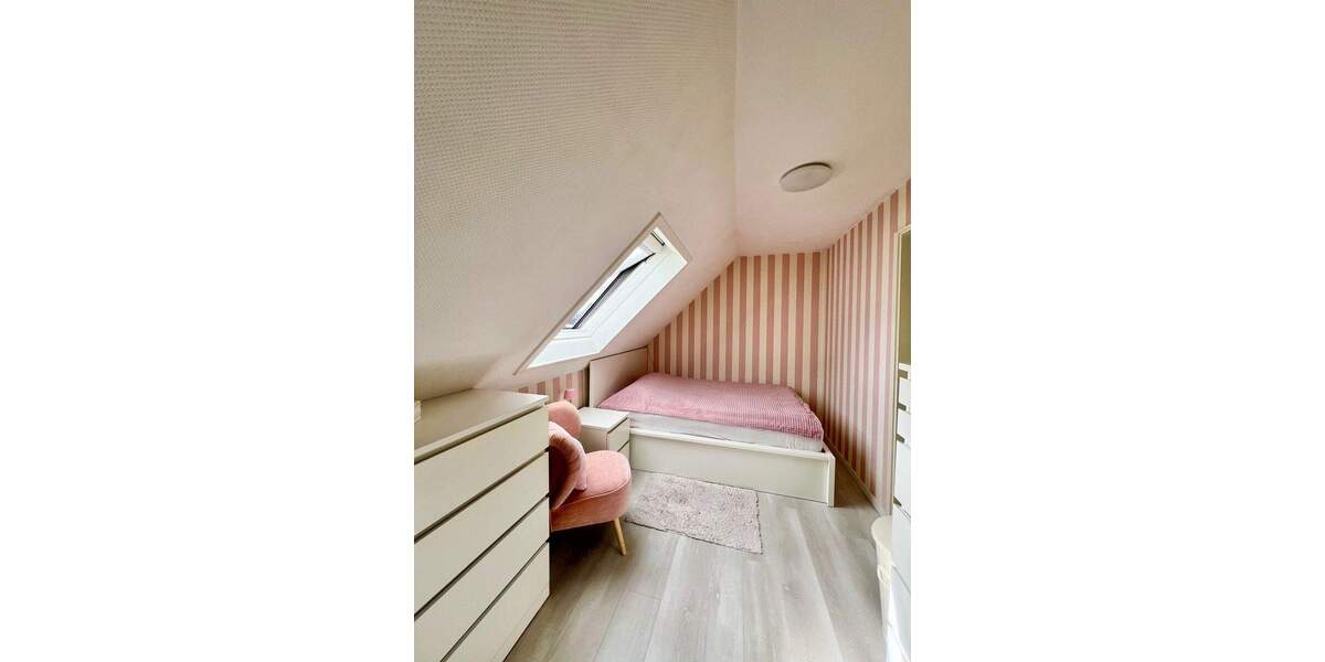 Lichtdurchflutete Wohnung mit viel Platz (zus. im DG) und Sonnenloggien 4 zimmer