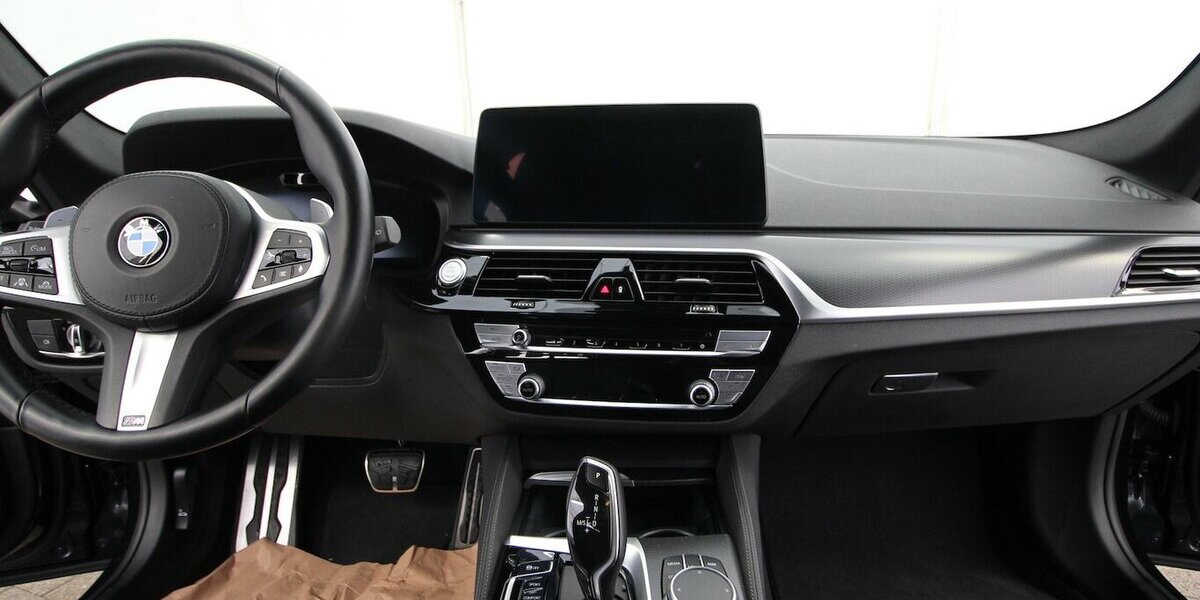 BMW 530d Touring xDrive M Sport AHK+PANO+HEAD-UP 96.048 km 35.500 &euro; Hagenow 19230