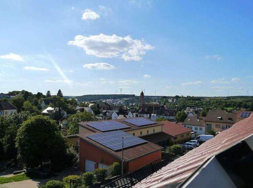 2-Familienhaus + DG-Wohnung mit großem Garten in ruhiger Lage! 8 zimmer