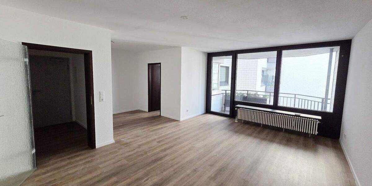 Renovierte 3-Zimmer-Wohnung mit neuem Boden, neuen Wänden, Balkon, Wannenbad, Gäste-WC, Aufzug 3 zimmer