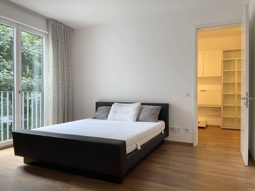 Moderne hochwertige Fünf-Zimmer-Wohnung mit Balkon