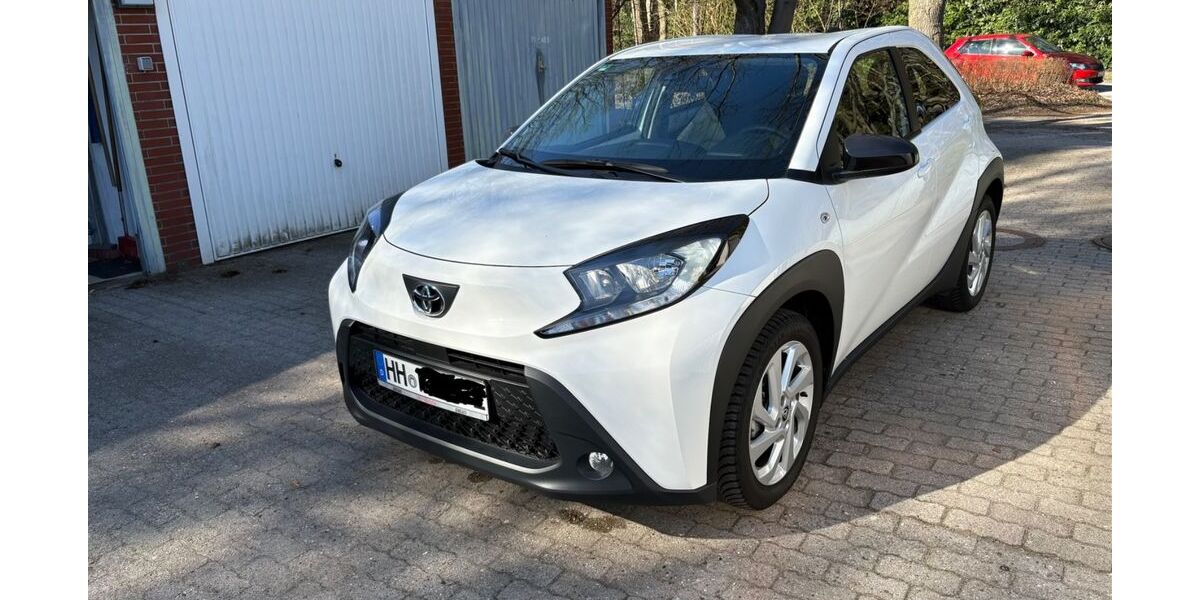 Toyota Aygo (X) 2.711 km 13.450 &euro; Hamburg 22419
