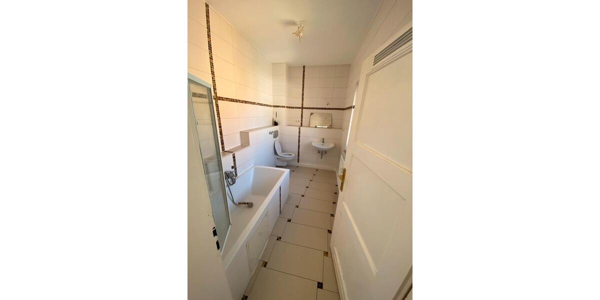 Dachgeschoßwohnung Nürnberg Gleißhammer - 5 Zimmer, 136 m&sup2;, 1.600&euro; | Angebot:27565331