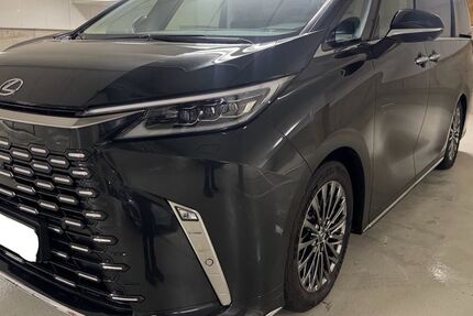 Lexus LM 16.500 km 69.900 &euro; Berlin 10587