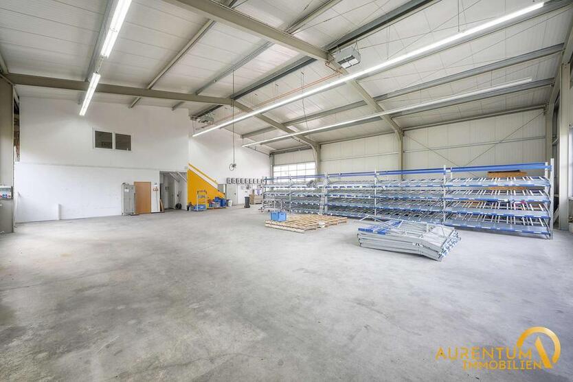 Sofort frei: Gewerbehalle mit Büros, Besprechungsraum auf großzügigem Grundstück - zu vermieten