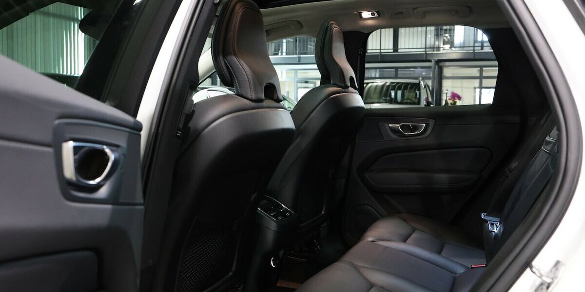 Volvo XC60 D4 MOMENTUM PRO / PANORAMA, MATRIX-LED 130.000 km 26.991 &euro; Hamm 59077