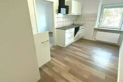 2,5-Zimmer-Wohnung im Erdgeschoss Einbauküche Dusche kein Balkon Kellerraum und Abstellraum Gartenanteil 2 zimmer