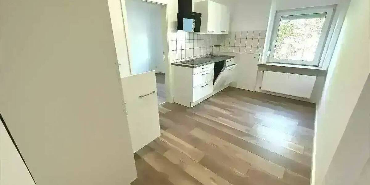 2,5-Zimmer-Wohnung im Erdgeschoss Einbauküche Dusche kein Balkon Kellerraum und Abstellraum Gartenanteil 2 zimmer