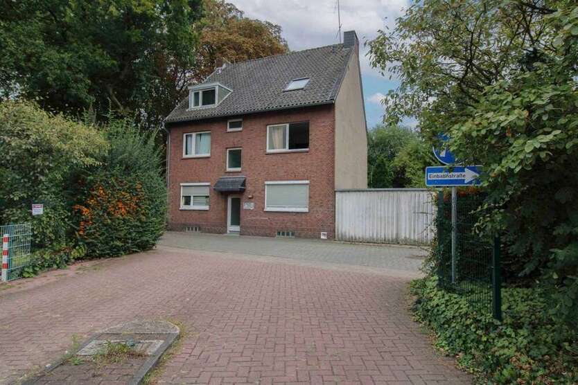 Haus zum Kaufen in Emmerich am Rhein 315.000 € 242 m²