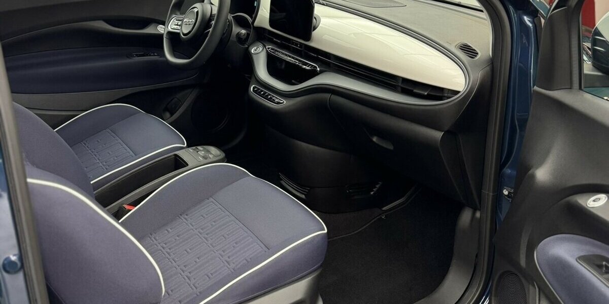 Fiat 500e Action Carplay Android Automatik 1.Hand 26.891 km 13.120 &euro; Lich 35423