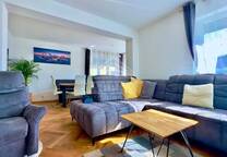 *ZENTRUMSNAH* EFH mit 5,5-Zim. (+ 2 Zim.), Garten, 4 Garagen, 1 Carport, 11 Stellpl. Sauna, Gewölbekeller etc.