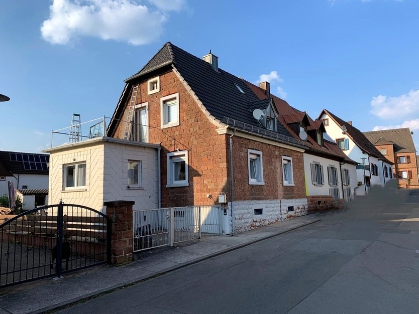 Stilvoll renovierte Doppelhaushälfte aus Sandstein in naturnaher Lage von Kaiserslautern-Morlautern 6 zimmer