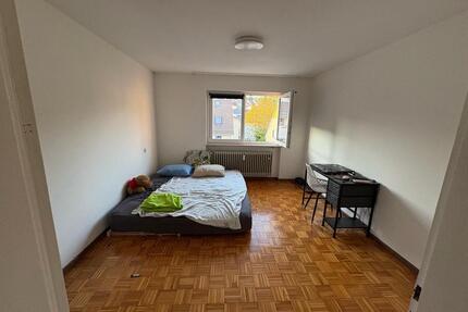 Große und schöne sonnige Wohnung (1 Minute zum Zeller Bahnhof)