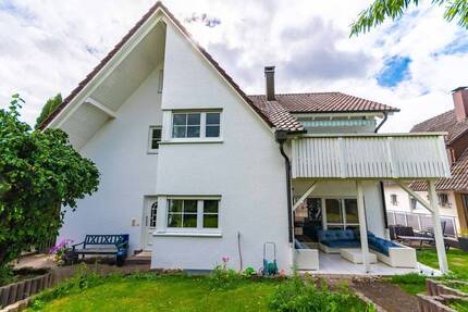 Großzügiges Zweifamilienhaus mit schönem Garten in Rechberghausen