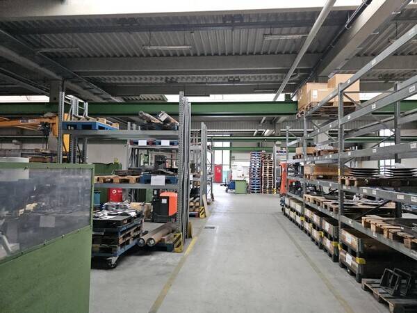 Gewerbeimmoblie mit Hallen- und Büroflächen zimmer