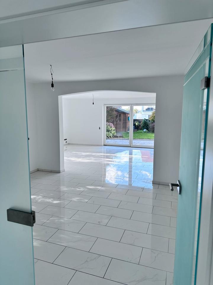 Exklusive Erdgeschoßwohnung im 2-Fam. Haus - Einzugsbereit !