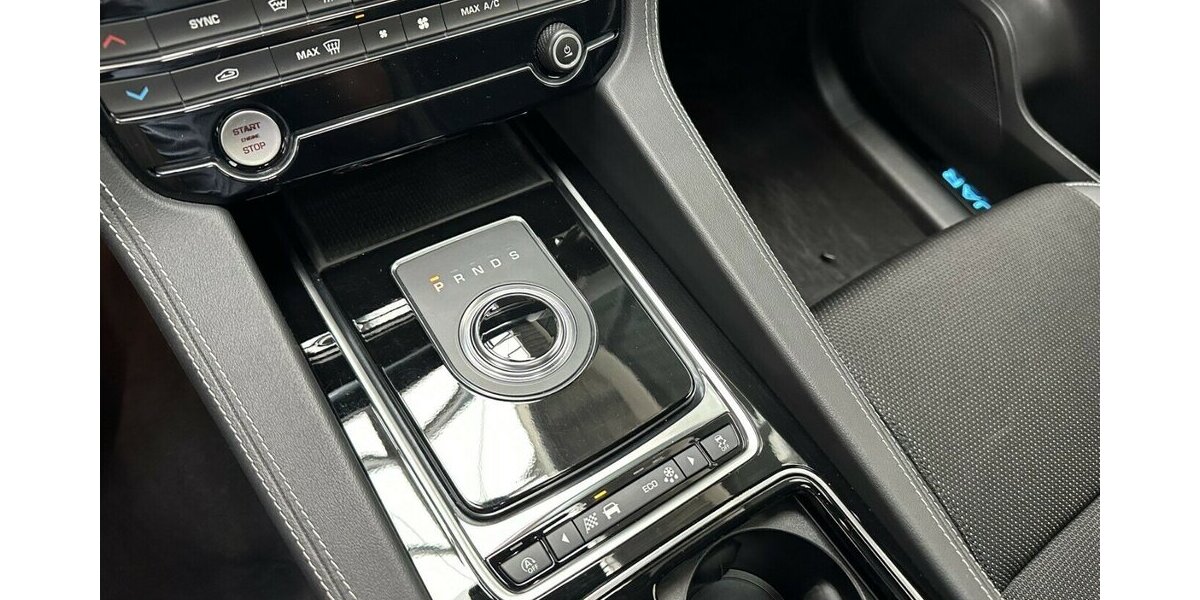 Jaguar F-Pace 3,0 D AWD R-Sport +AHK+Panorama+Navi+Kamera 92.200 km 28.990 &euro; Jaderberg 26349