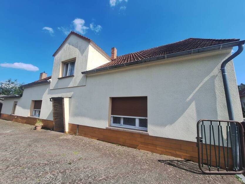 Großzügig geschnittene Immobilie - Möglich als Ein- oder Zweifamilienhaus! Auch ideal für Gewerbetreibende!