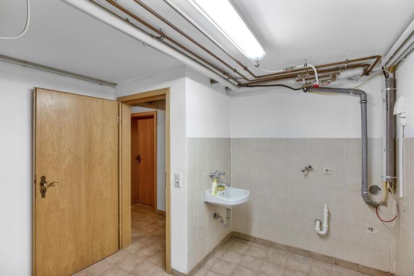 300qm Mehrfamilienhaus gedämmt,220qm MassivbauHalle 1260qm Grund